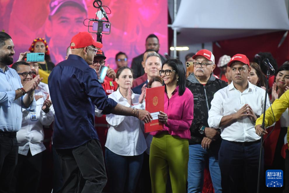 委内瑞拉代总统签署石油法改革相关法案(图3)