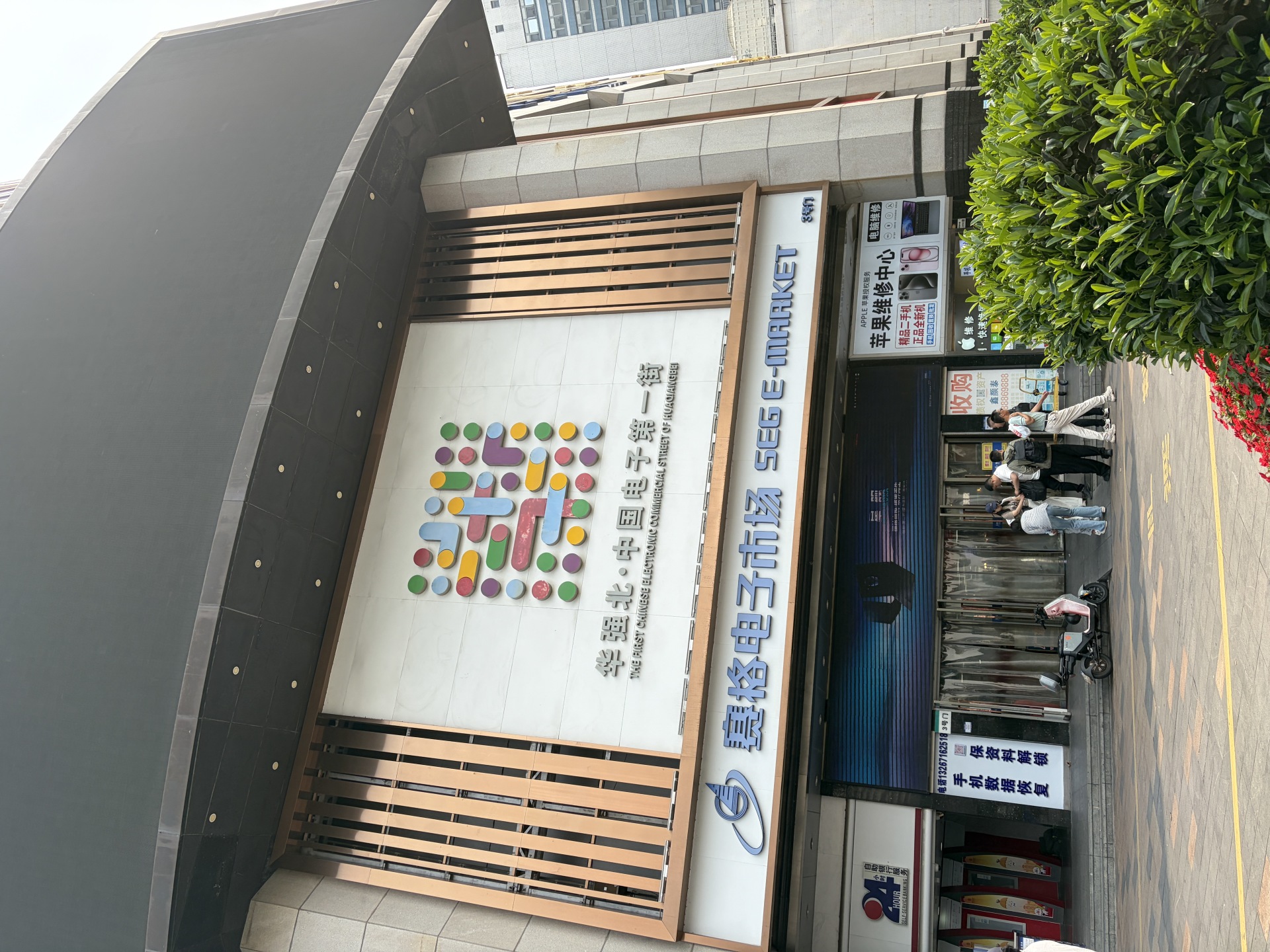 AI导致产业逻辑生变存储市场“冰火两重天”：消费级内存条降价数百元；服务器、企业级产品还在抢货(图1)