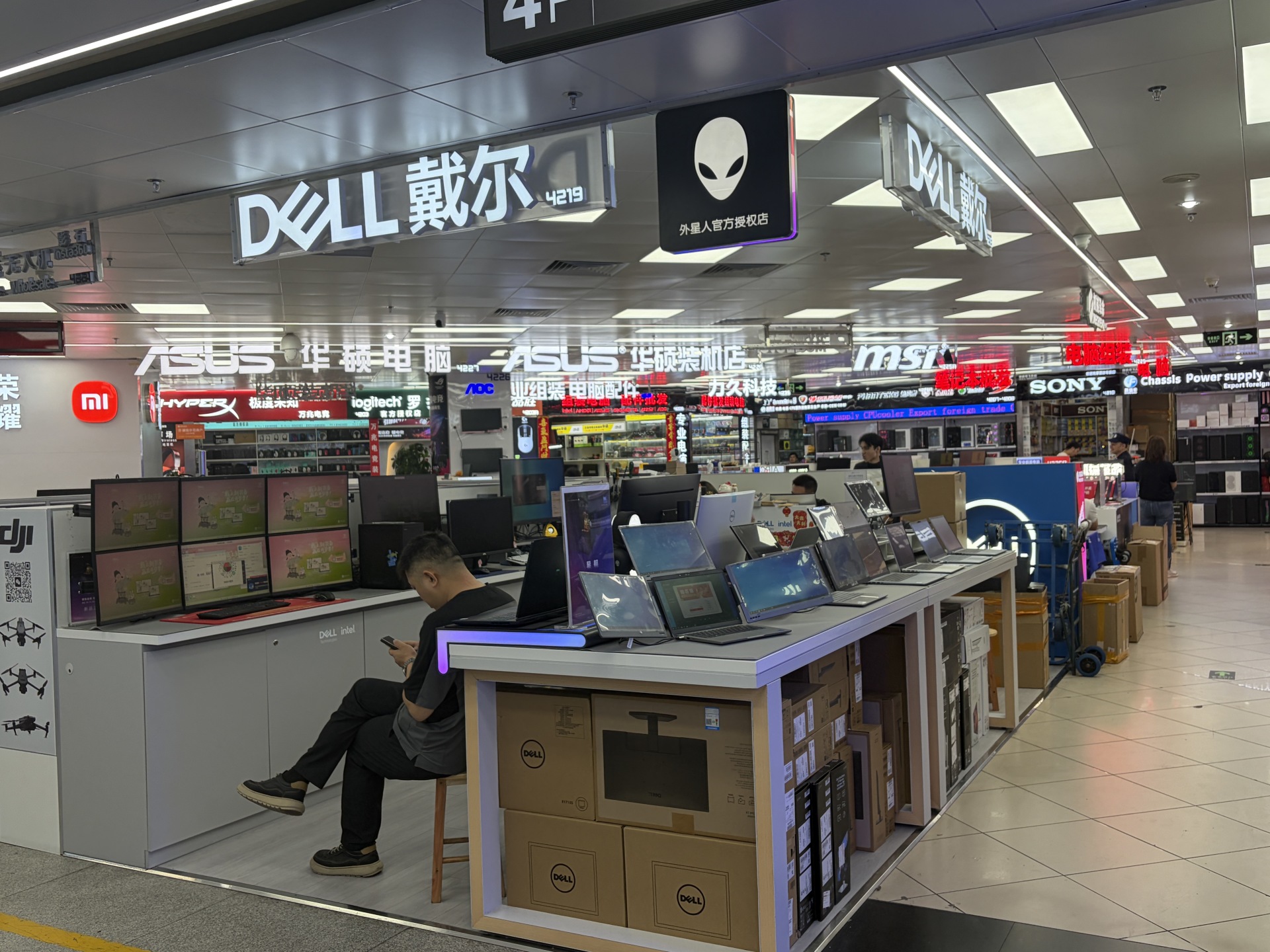 AI导致产业逻辑生变存储市场“冰火两重天”：消费级内存条降价数百元；服务器、企业级产品还在抢货(图2)