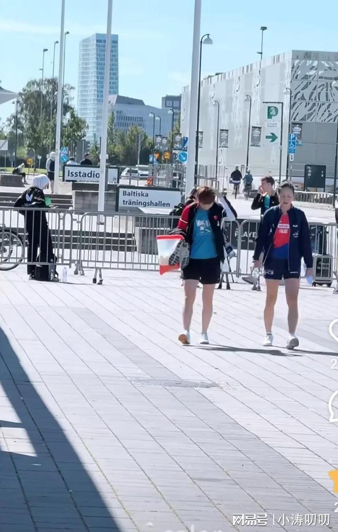 瑞典大满贯孙颖莎和球迷合影王曼昱跟袁嘉楠一起开心下训(图7)