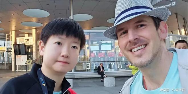 瑞典大满贯孙颖莎和球迷合影王曼昱跟袁嘉楠一起开心下训(图3)