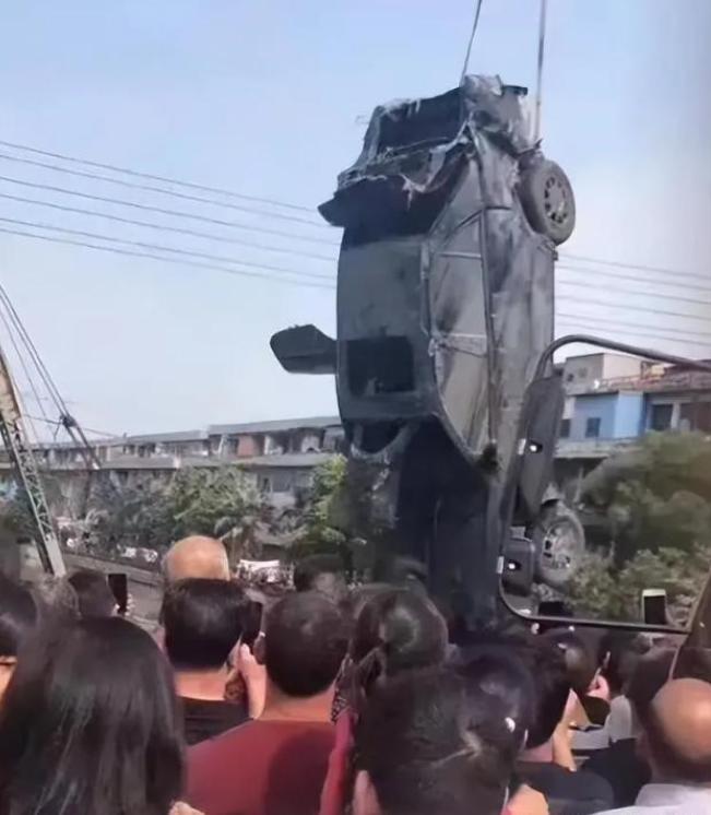 浙江渔民从河底捞出15年轿车打开门所有人呆住：里面竟有俩人(图2)