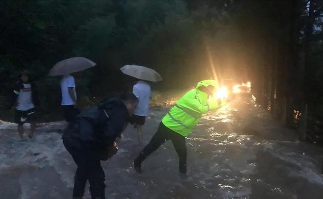 浙江渔民从河底捞出15年轿车打开门所有人呆住：里面竟有俩人(图5)