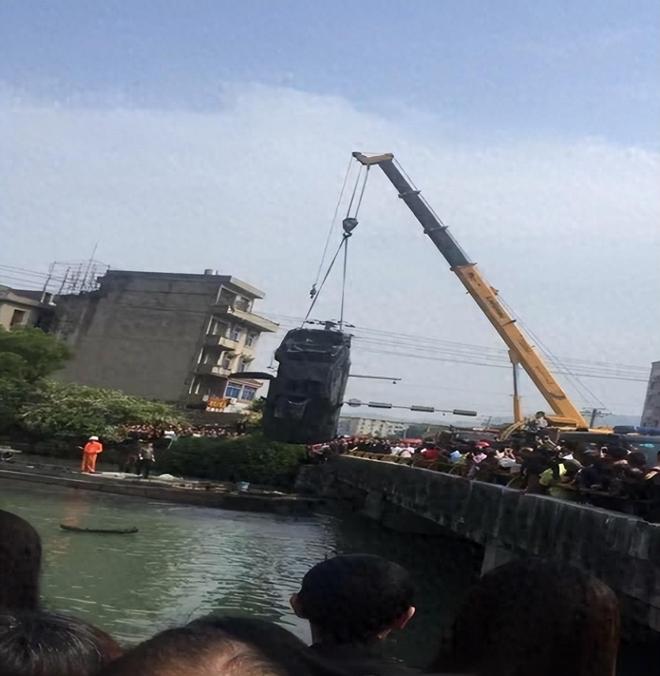 浙江渔民从河底捞出15年轿车打开门所有人呆住：里面竟有俩人(图8)