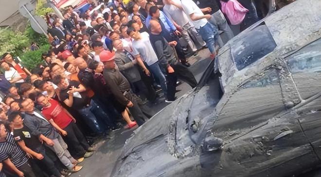 浙江渔民从河底捞出15年轿车打开门所有人呆住：里面竟有俩人(图10)