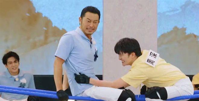 43岁贾玲现身襄阳眼神犀利笑起来却很甜美大腿粗壮目测140斤(图4)