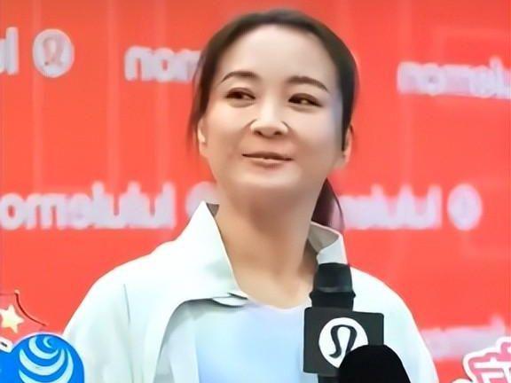 43岁贾玲现身襄阳眼神犀利笑起来却很甜美大腿粗壮目测140斤(图10)